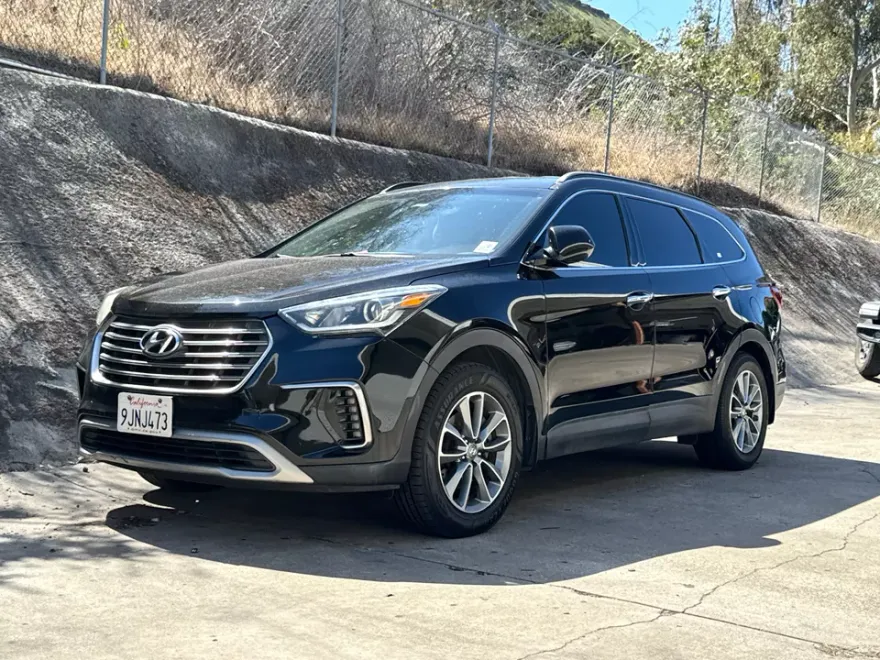 2017 Hyundai Santa Fe SE photo 1