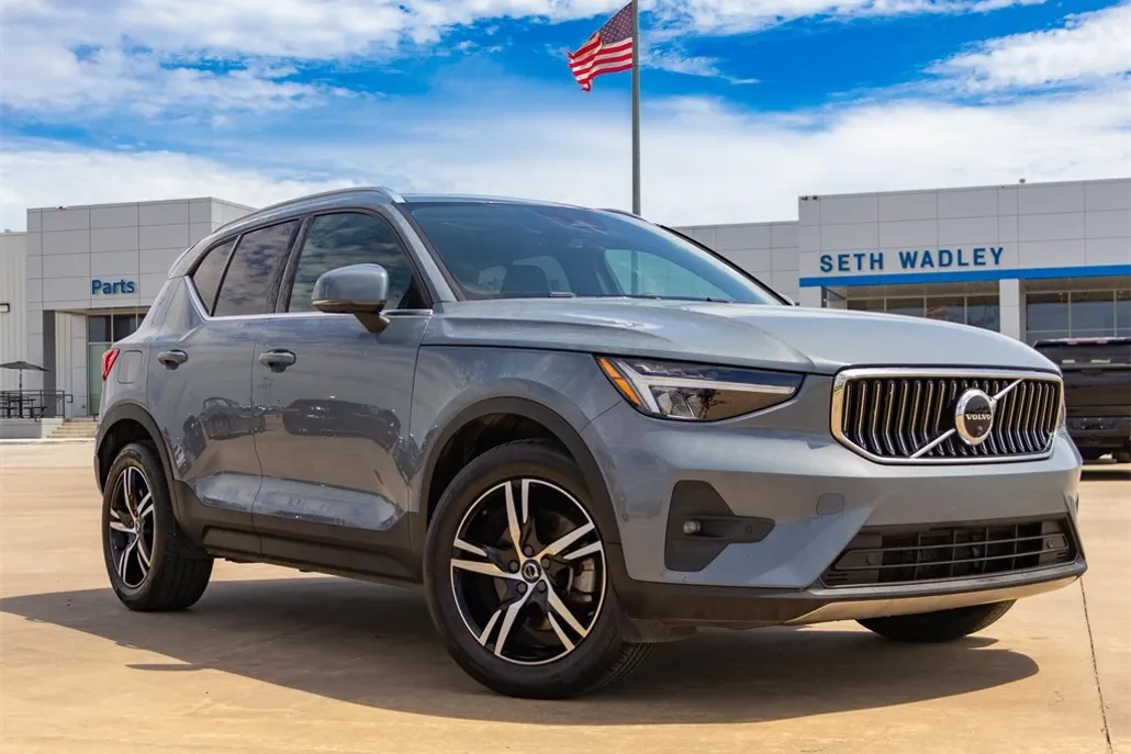 2023 Volvo XC40 AWD Plus photo 1