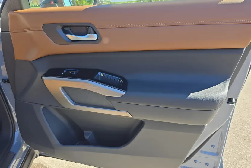2025 Nissan Pathfinder Platinum photo 1