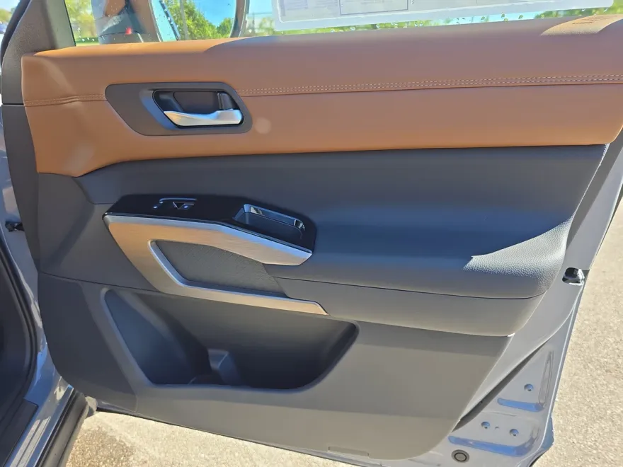 2025 Nissan Pathfinder Platinum photo 1