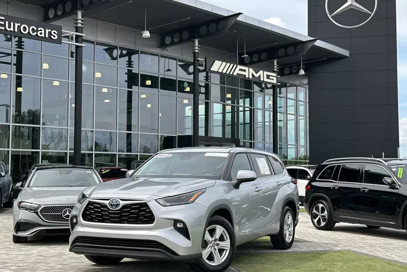 2022 Toyota Highlander LE Hybrid photo 1