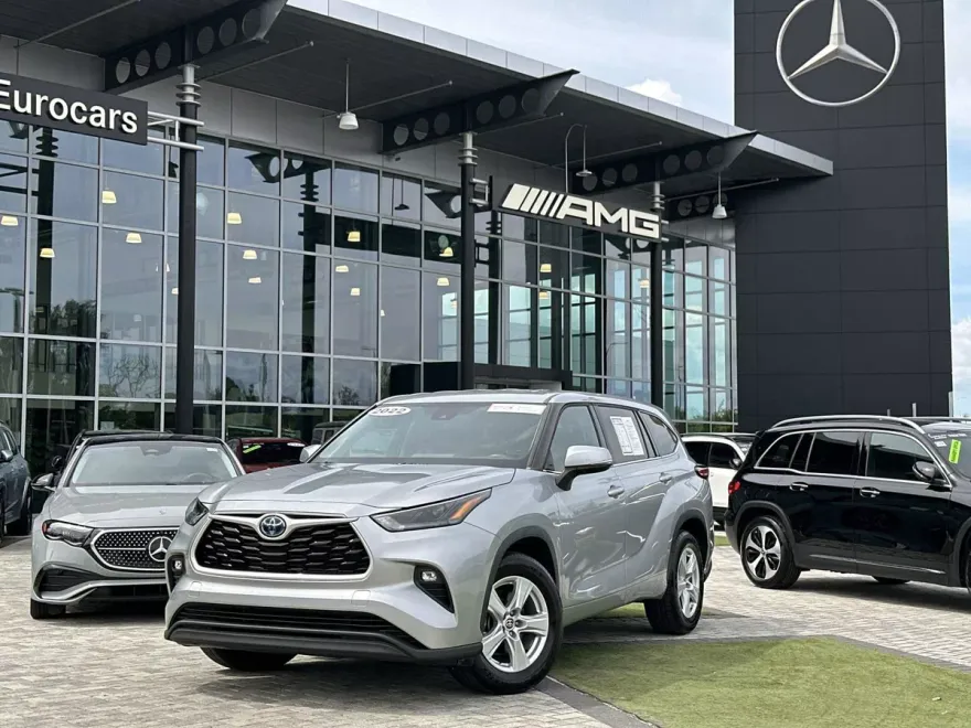 2022 Toyota Highlander LE Hybrid photo 1