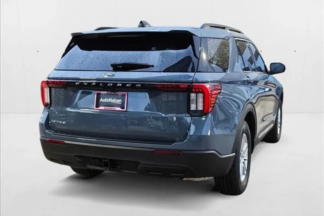 2025 Ford Explorer photo 1