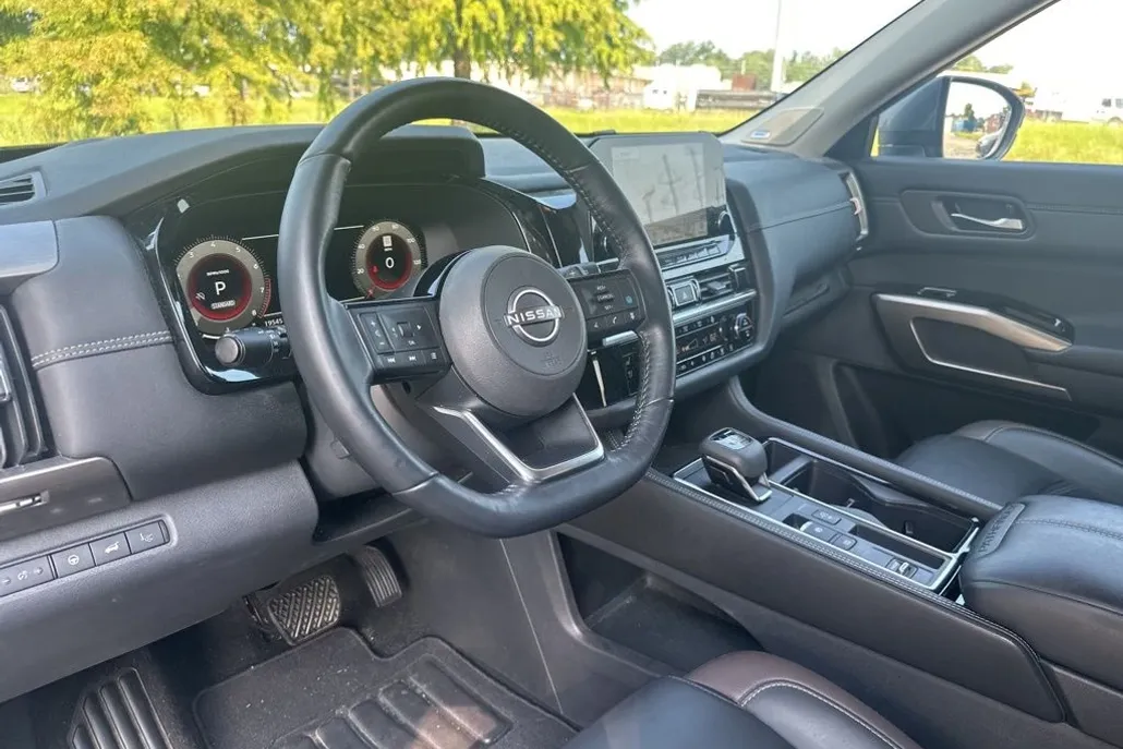2023 Nissan Pathfinder Platinum photo 1