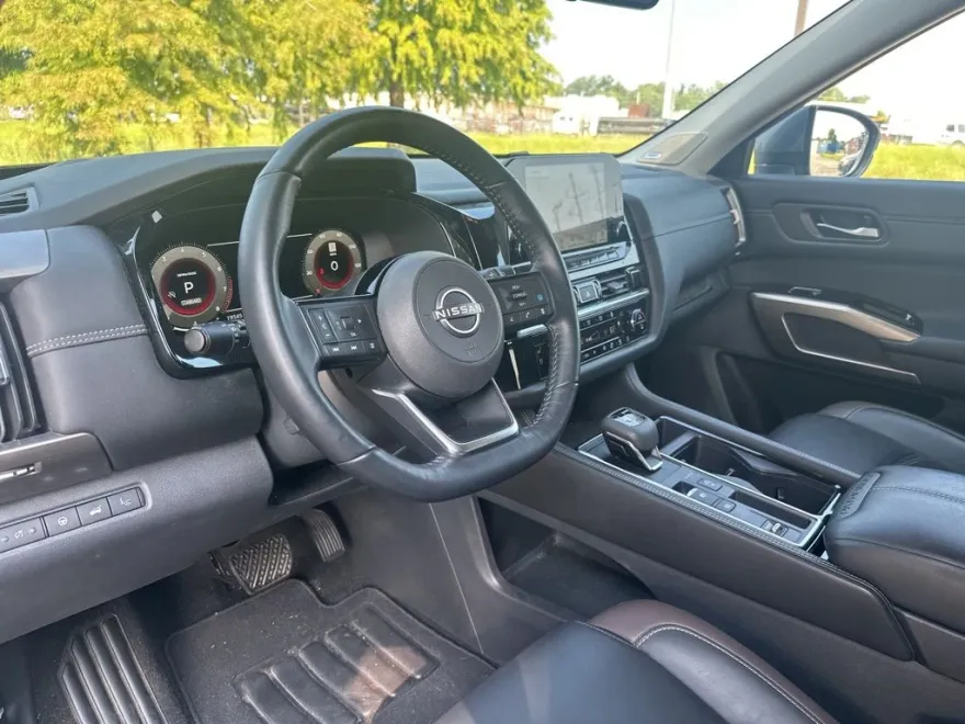2023 Nissan Pathfinder Platinum photo 1