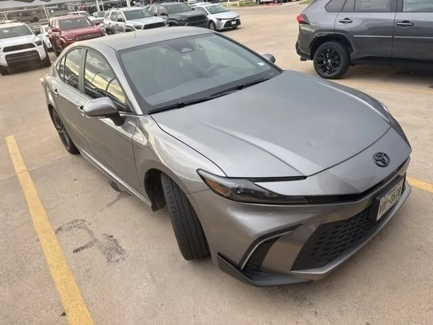 2025 Toyota Camry SE photo 1