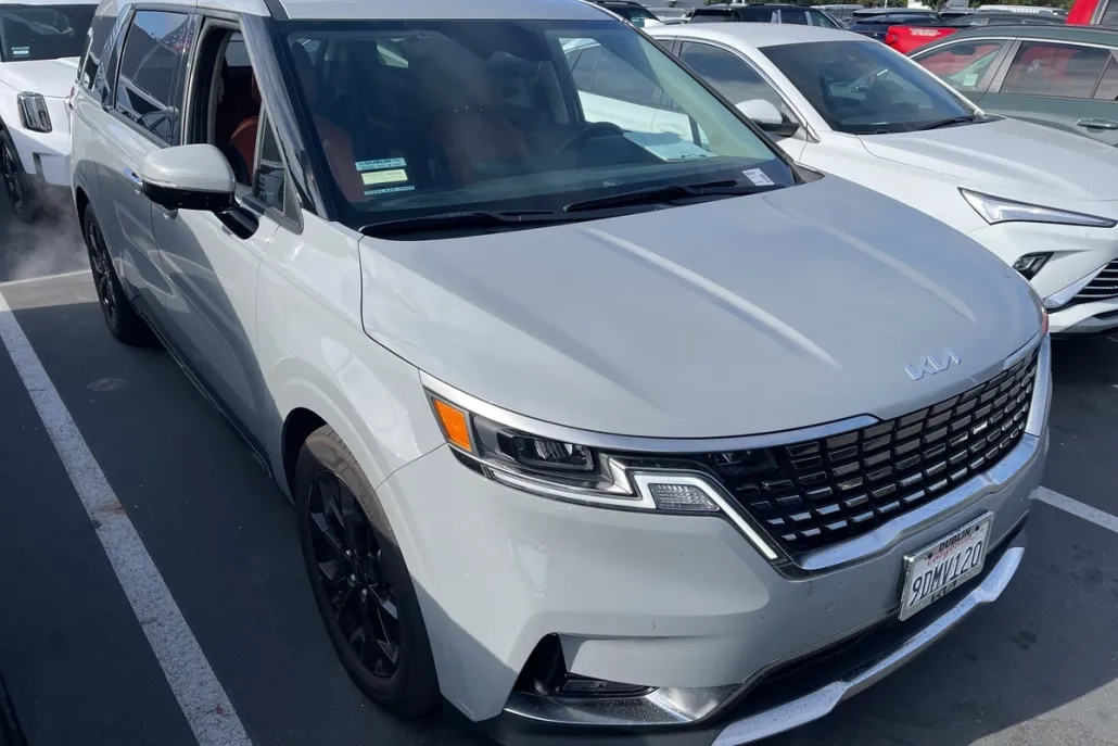 2023 Kia Carnival SX photo 1