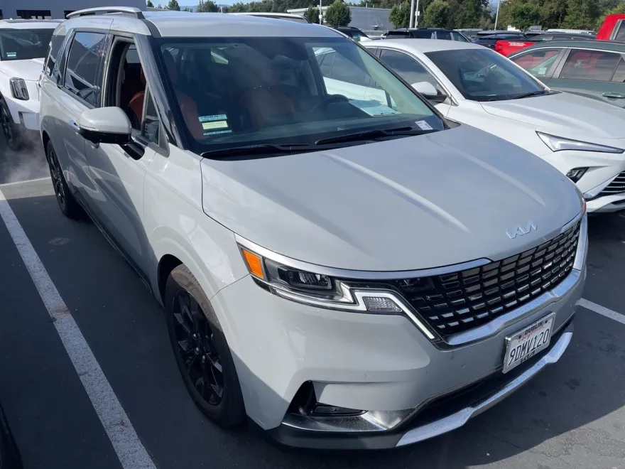 2023 Kia Carnival SX photo 1