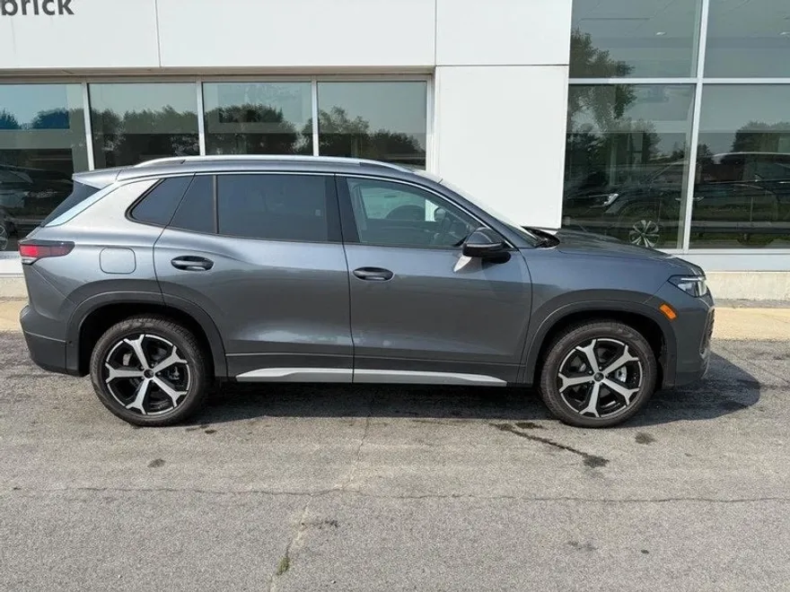2025 Volkswagen Tiguan SE photo 1