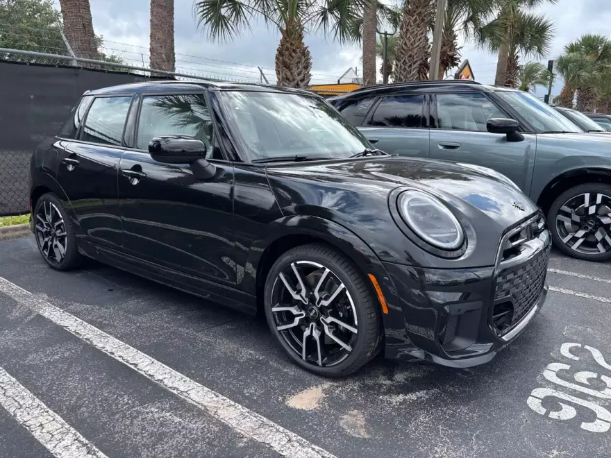 2026 Mini Cooper 4 Door Hardtop S Iconic photo 1
