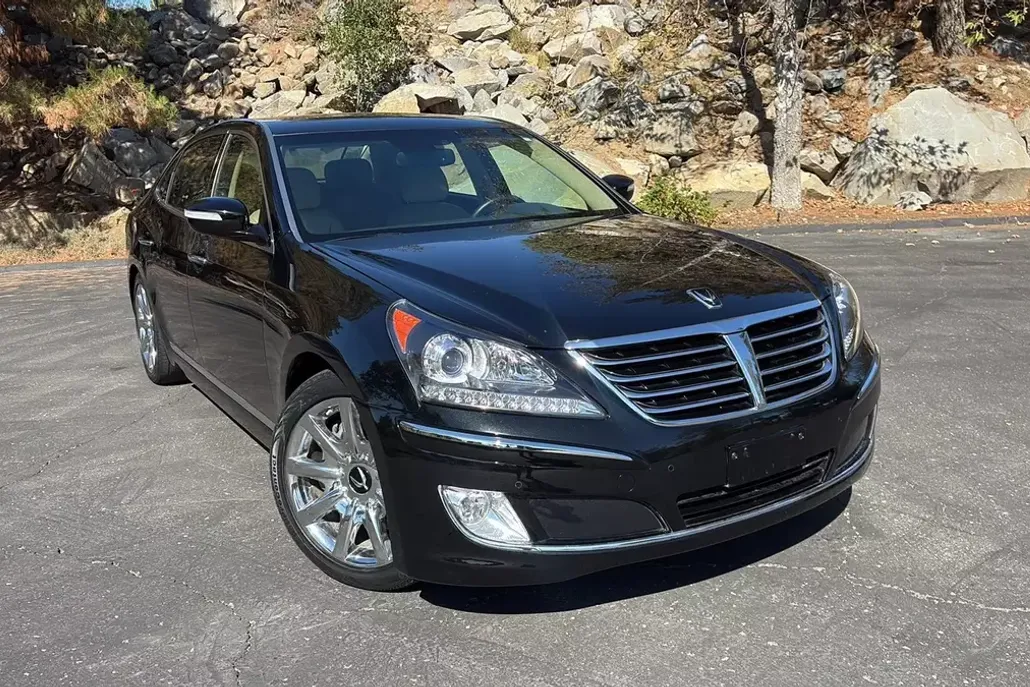 2012 Hyundai Equus Signature photo 1
