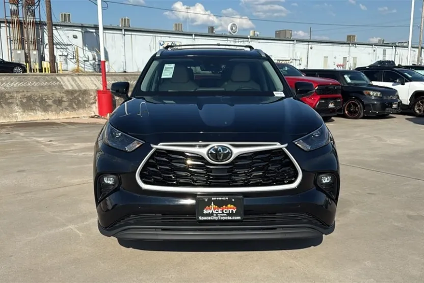 2025 Toyota Highlander XLE photo 1