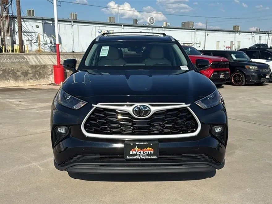 2025 Toyota Highlander XLE photo 1