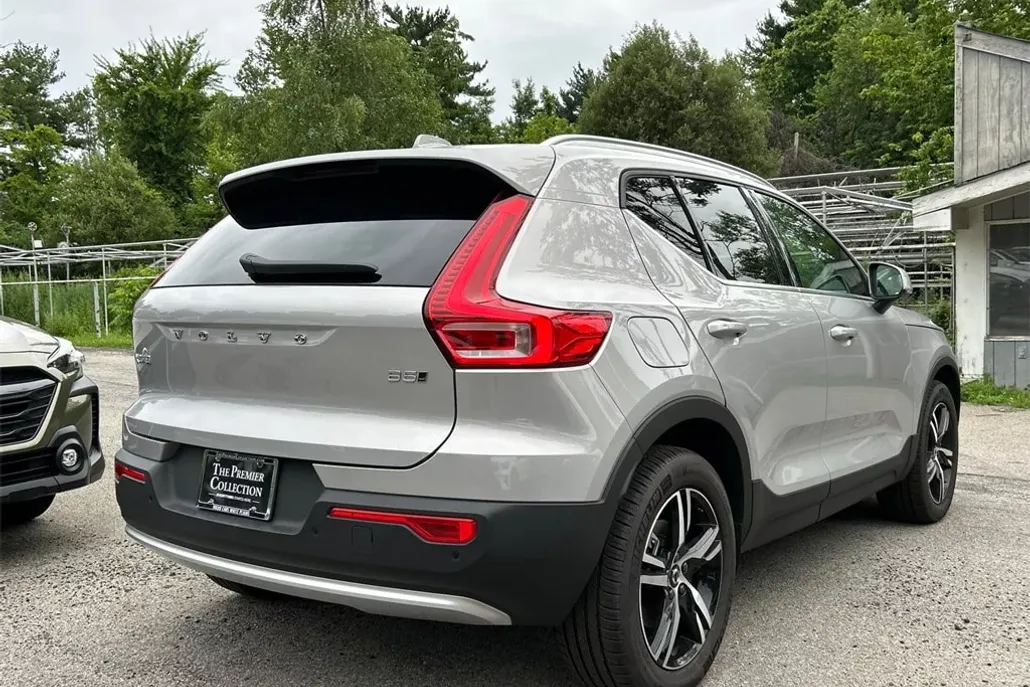 2025 Volvo XC40 Core photo 1