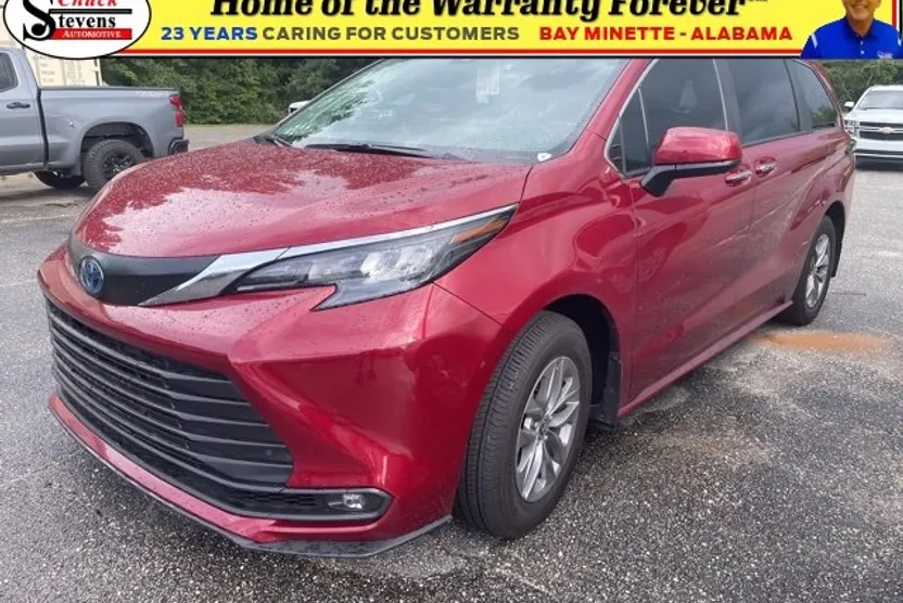 2025 Toyota Sienna XLE photo 1