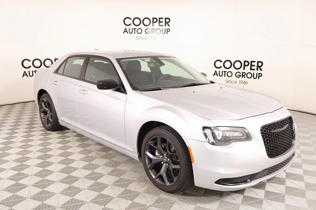 2023 Chrysler 300 Touring photo 1