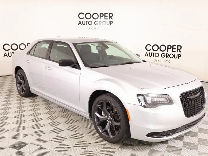 2023 Chrysler 300 Touring photo 1
