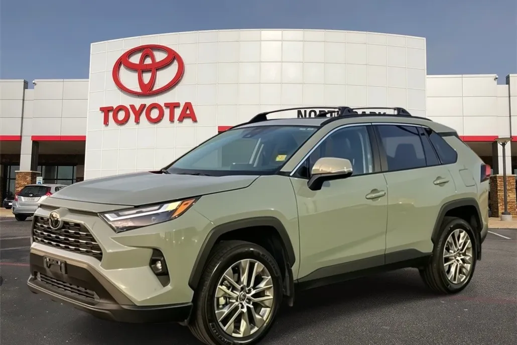2023 Toyota RAV4 XLE Premium photo 1