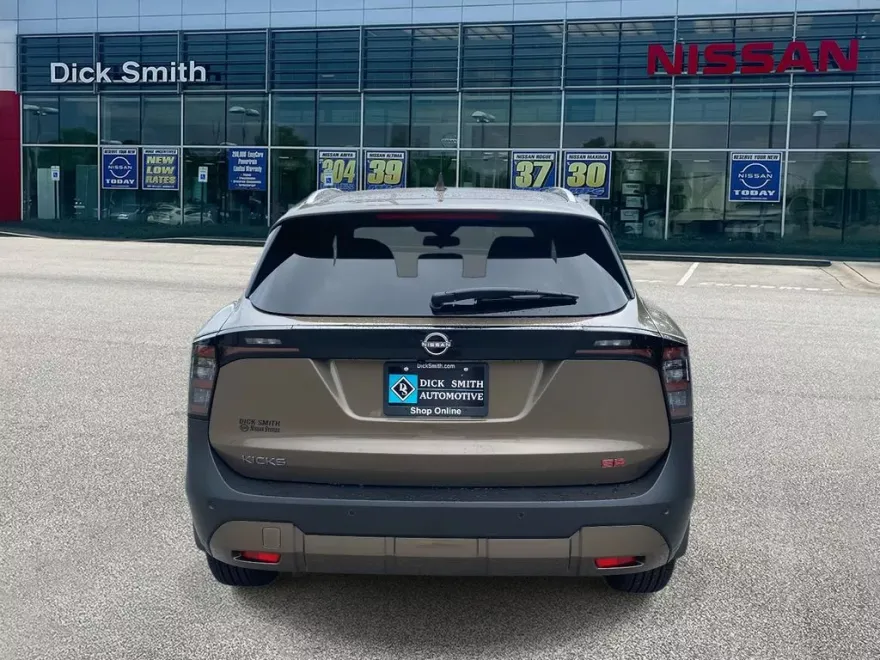 2025 Nissan Kicks SR photo 1