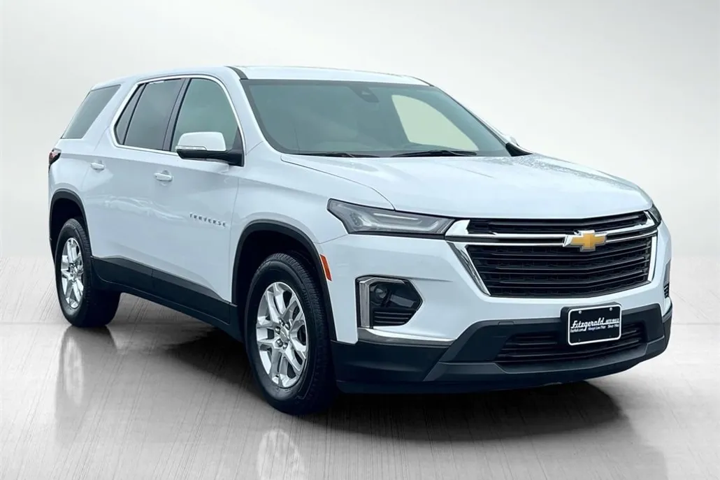 2023 Chevrolet Traverse LS photo 1