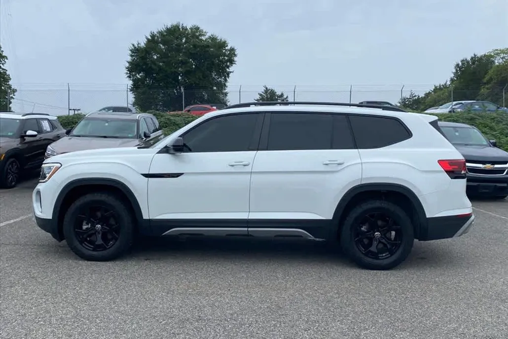 2024 Volkswagen Atlas Peak Edition SEL photo 1