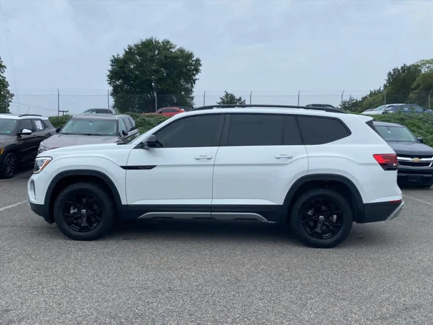 2024 Volkswagen Atlas Peak Edition SEL photo 1