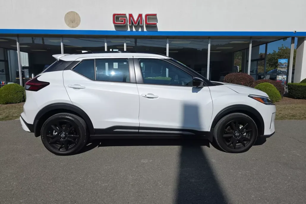 2024 Nissan Kicks SR photo 1