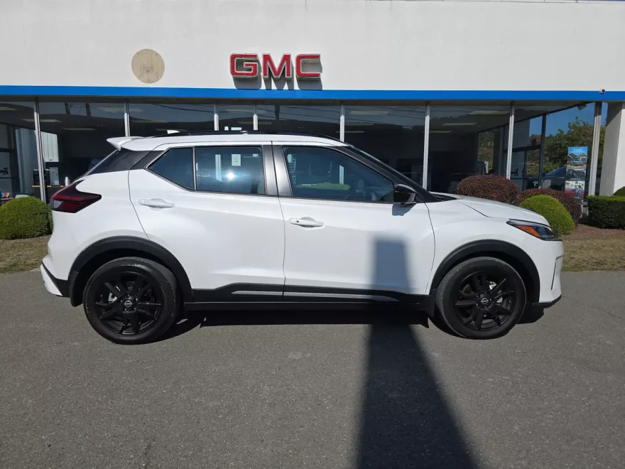 2024 Nissan Kicks SR photo 1