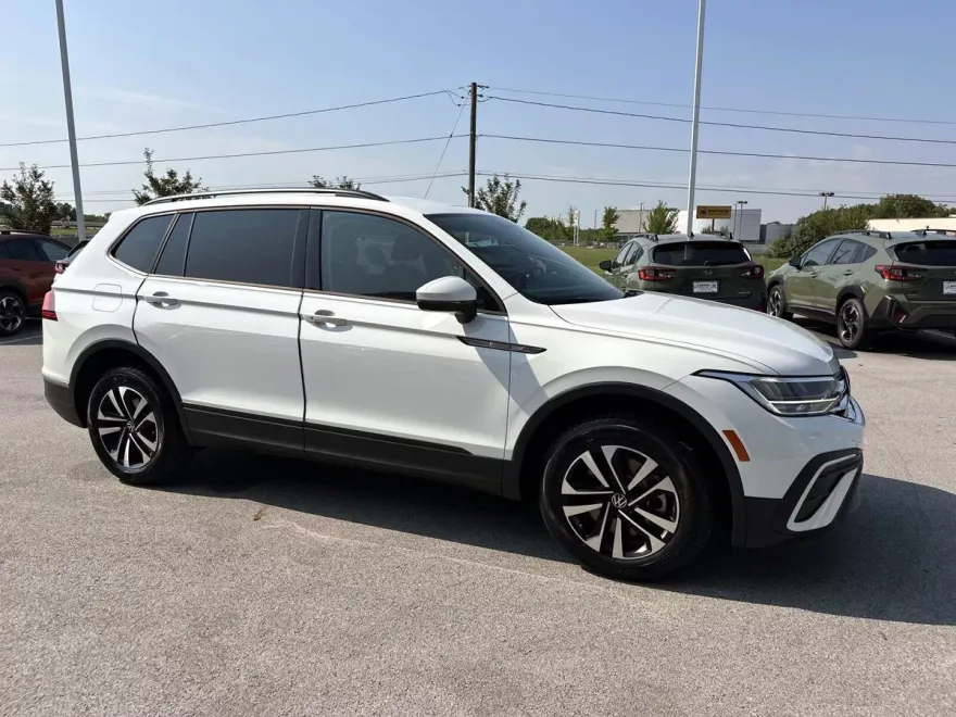 2022 Volkswagen Tiguan S photo 1