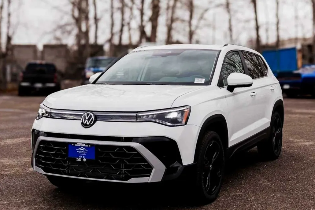 2025 Volkswagen Taos SEL photo 1