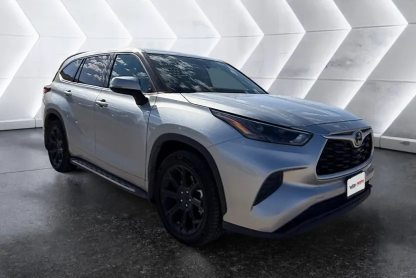 2022 Toyota Highlander L photo 1