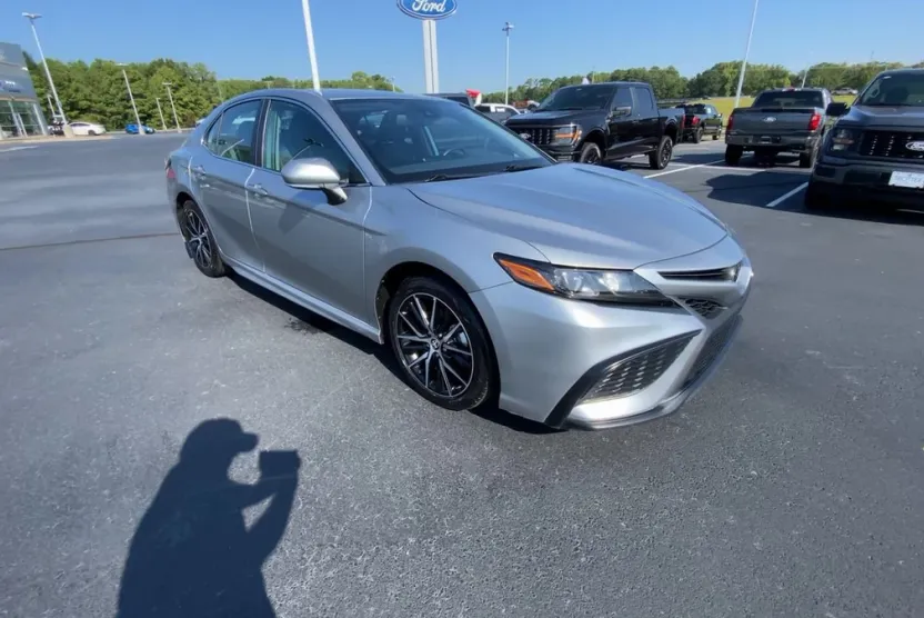 2024 Toyota Camry SE photo 1