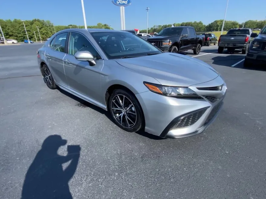 2024 Toyota Camry SE photo 1
