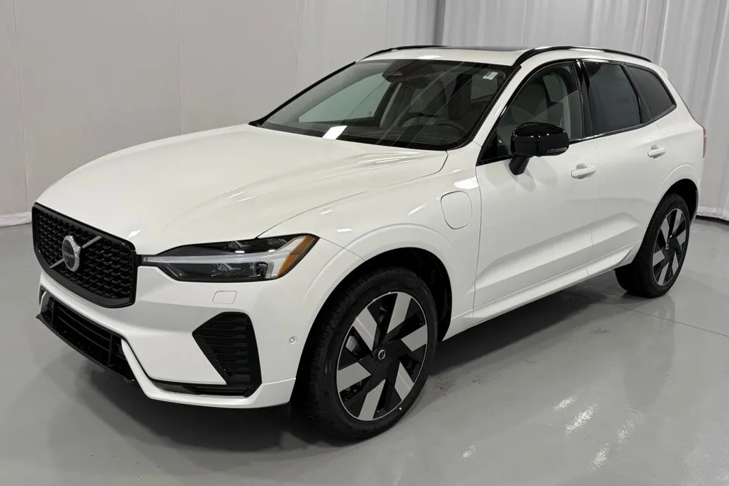 2025 Volvo XC60 Hybrid T8 Plus photo 1