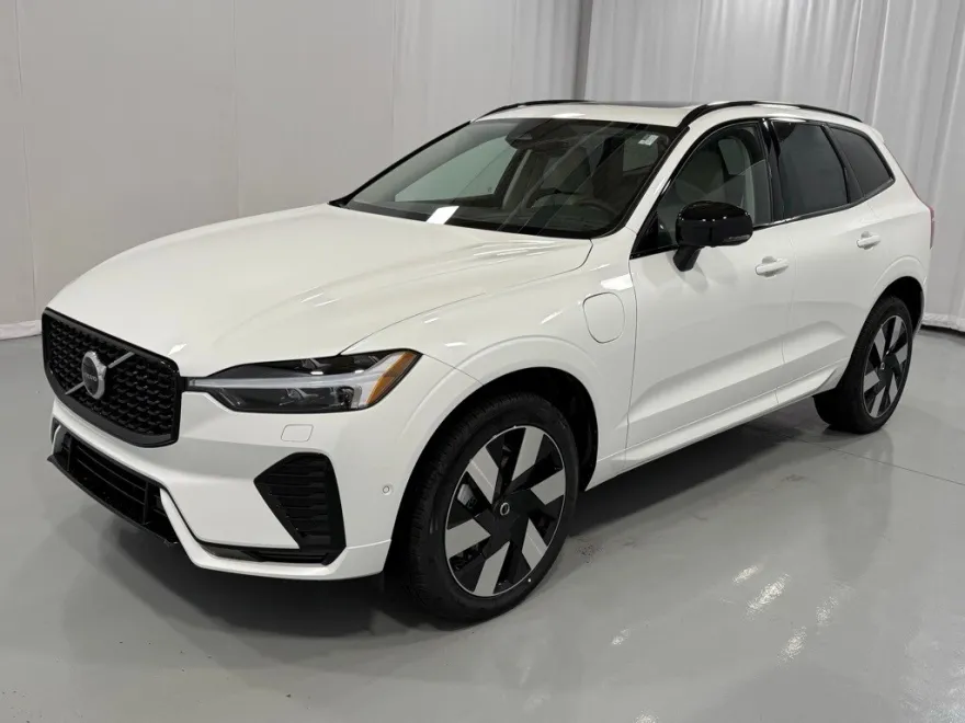 2025 Volvo XC60 Hybrid T8 Plus photo 1