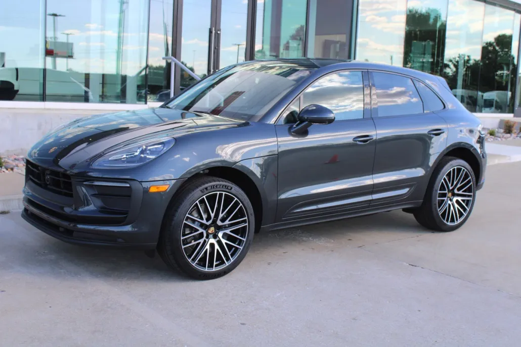 2025 Porsche Macan Base photo 1