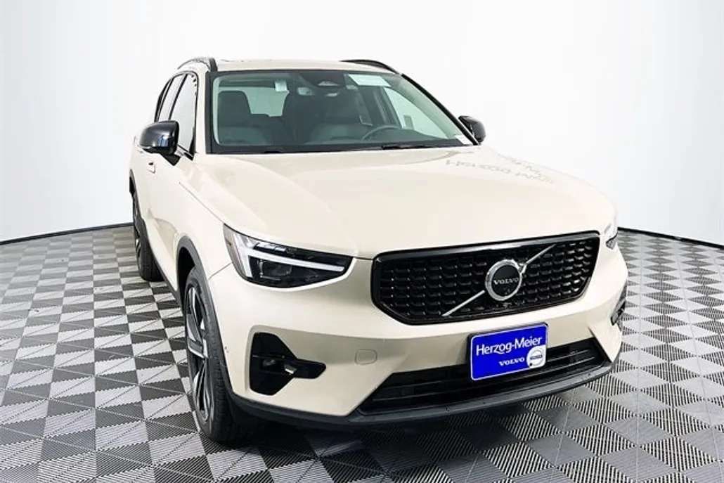 2025 Volvo XC40 Plus photo 1