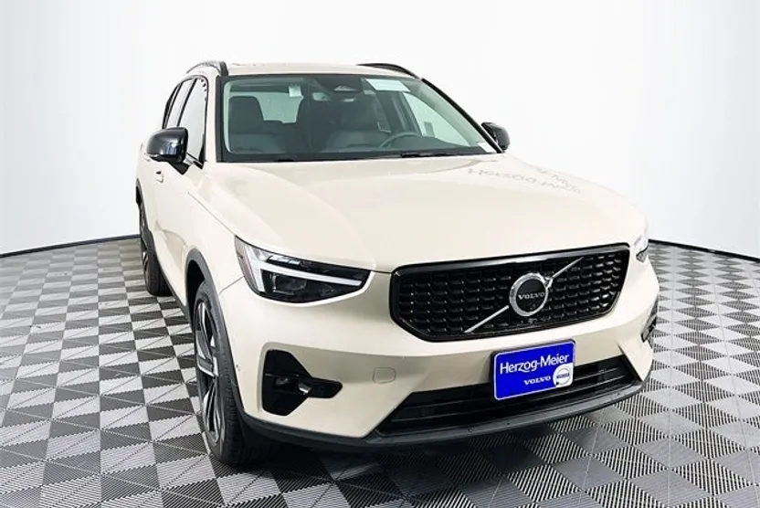 2025 Volvo XC40 Plus photo 1