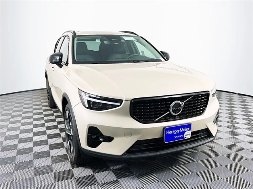 2025 Volvo XC40 Plus photo 1