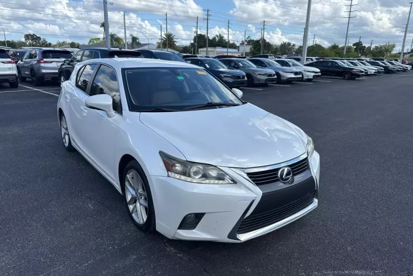 2016 Lexus CT 200h photo 1
