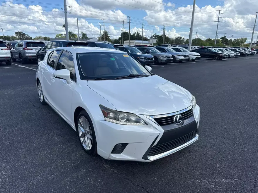 2016 Lexus CT 200h photo 1