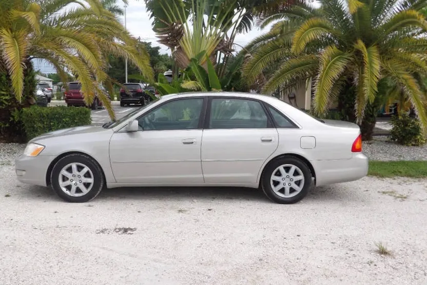 2000 Toyota Avalon XL photo 1