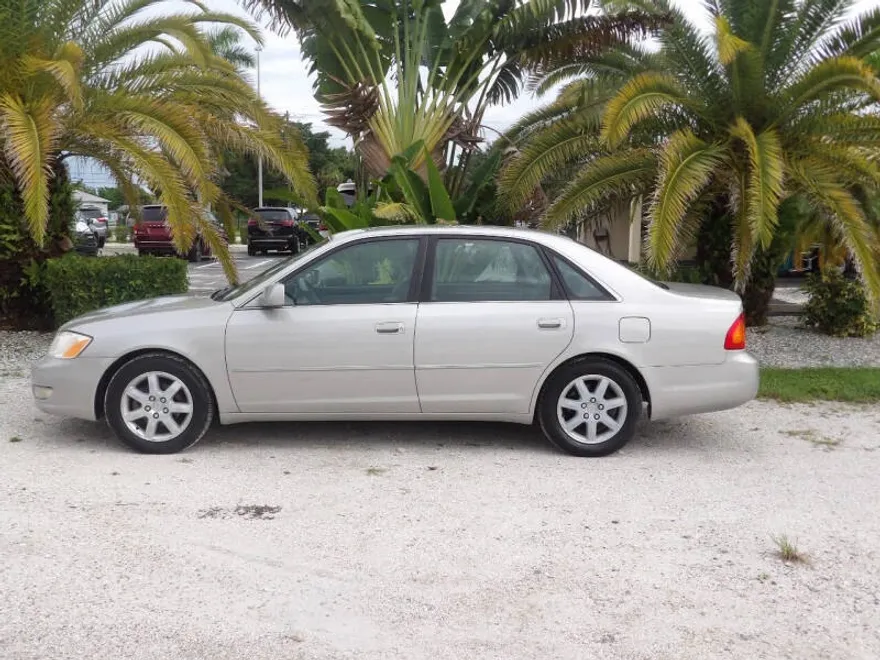 2000 Toyota Avalon XL photo 1
