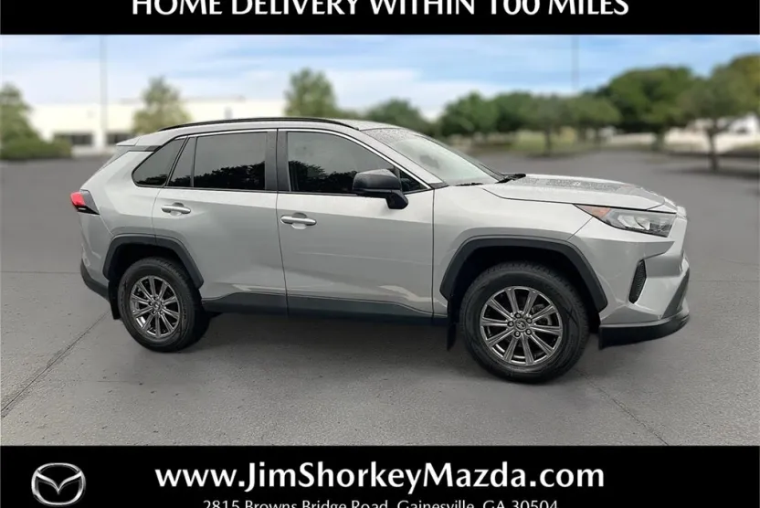 2019 Toyota RAV4 LE photo 1