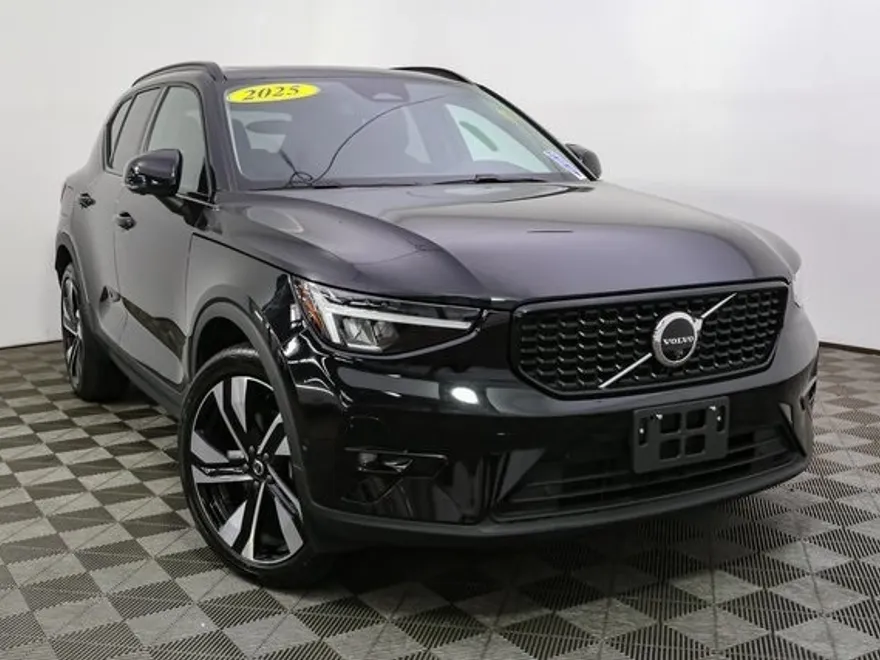 2025 Volvo XC40 Plus photo 1