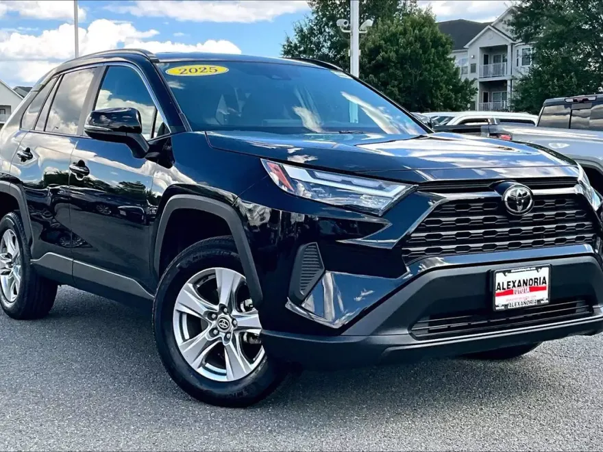 2025 Toyota RAV4 XLE photo 1