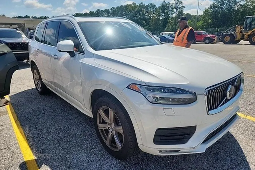 2022 Volvo XC90 T5 Momentum photo 1
