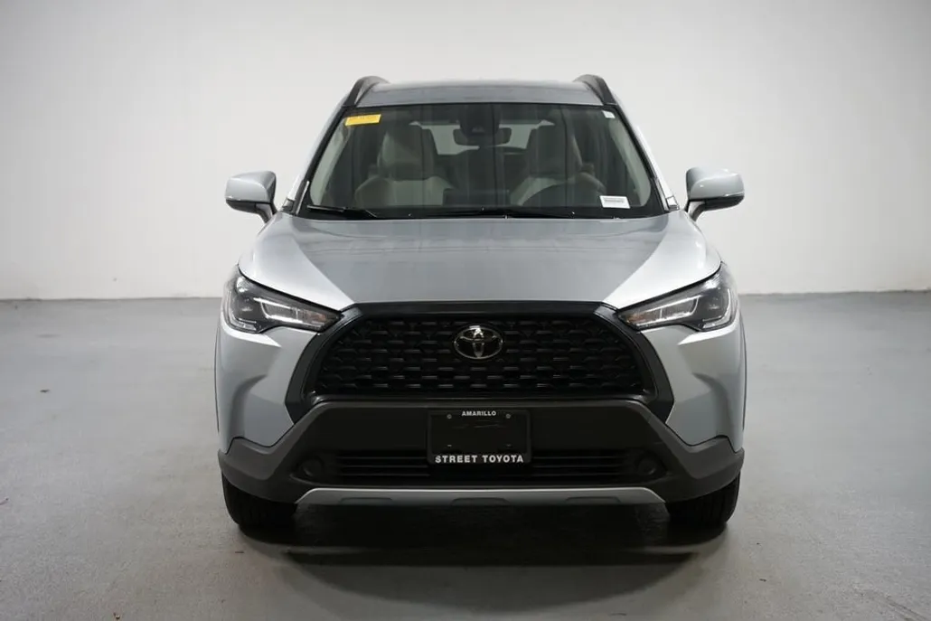 2022 Toyota Corolla Cross LE photo 1