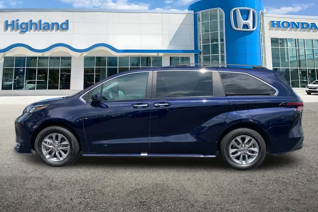 2024 Toyota Sienna XLE photo 1