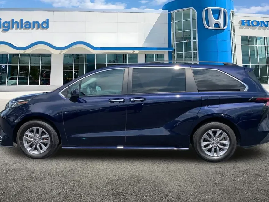 2024 Toyota Sienna XLE photo 1
